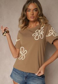 Renee - Jasnobrązowy T-shirt Zdobiony Aplikacjami w Kształcie Kwiatów Tilasea. Okazja: na co dzień. Kolor: brązowy. Materiał: jeans. Wzór: aplikacja, kwiaty. Styl: klasyczny, elegancki, casual #3