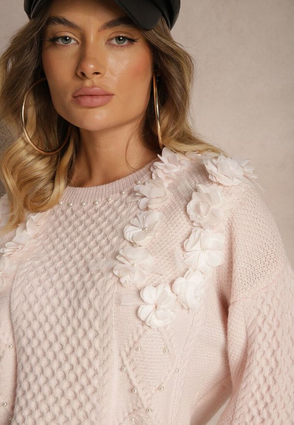 Renee - Różowy Klasyczny Sweter z Ozdobnymi Kwiatowymi Aplikacjami i Perełkami Leanwenna. Okazja: na co dzień. Kolor: różowy. Materiał: jeans. Długość rękawa: długi rękaw. Długość: długie. Wzór: aplikacja, kwiaty. Styl: klasyczny
