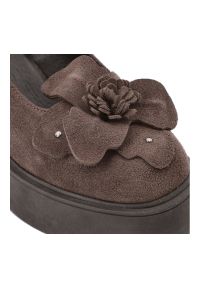 Brązowe Półbuty Karino Eleganckie Obuwie Damskie Na Obcasie. Okazja: na co dzień. Kolor: brązowy. Materiał: welur. Szerokość cholewki: normalna. Wzór: aplikacja, kwiaty. Obcas: na obcasie. Styl: elegancki. Wysokość obcasa: średni #3