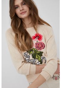 Desigual sweter z domieszką wełny damski kolor beżowy lekki. Okazja: na co dzień. Kolor: beżowy. Materiał: wełna. Długość rękawa: raglanowy rękaw. Wzór: aplikacja. Styl: casual