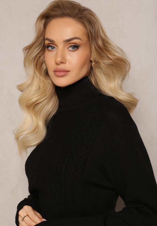 Renee - Czarny Golf z Dzianiny Ozdobiony Splotem z Długimi Rękawami i Ściągaczami Juniro. Typ kołnierza: golf. Kolor: czarny. Materiał: dzianina. Długość rękawa: długi rękaw. Długość: długie. Wzór: ze splotem, aplikacja. Sezon: jesień, zima