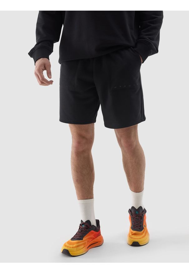 4f - 4F Spodenki dresowe męskie - czarne XXL. Kolor: czarny. Materiał: dresówka. Długość: krótkie. Wzór: nadruk, gładki, ze splotem