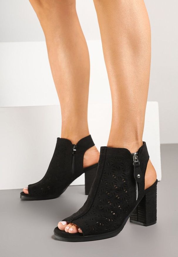Born2be - Czarne Ażurowe Sandały Botki Peep Toe na Słupku Julitae. Okazja: na co dzień. Nosek buta: otwarty. Kolor: czarny. Materiał: jeans. Wzór: ażurowy. Obcas: na słupku. Styl: klasyczny, elegancki, casual