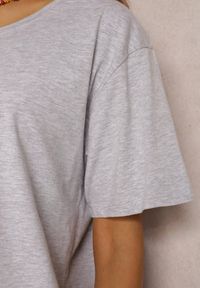 Renee - Jasnoszary T-shirt Eraela. Kolekcja: plus size. Kolor: szary. Materiał: bawełna, tkanina. Długość rękawa: krótki rękaw. Długość: krótkie. Styl: klasyczny