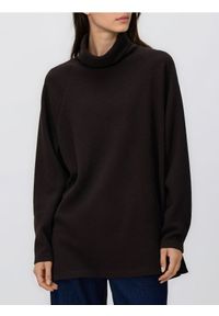 Reserved - Długa bluza z golfem - ciemnobrązowy. Typ kołnierza: golf. Kolor: brązowy. Materiał: wiskoza, dzianina. Długość: długie #1