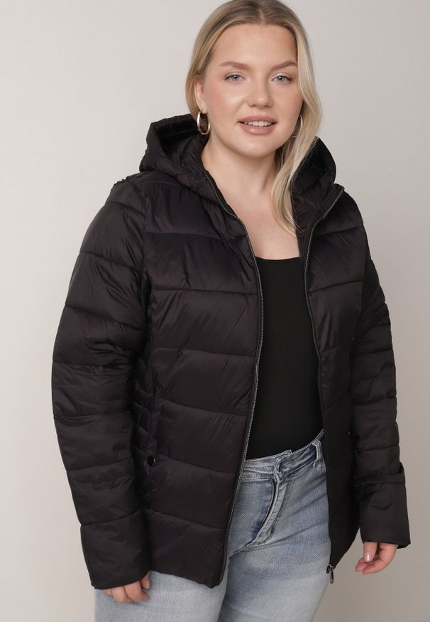 Born2be - Czarna Klasyczna Kurtka Przejściowa z Pikowaniem i Kapturem Edariella. Okazja: na co dzień. Kolekcja: plus size. Kolor: czarny. Materiał: jeans. Styl: klasyczny