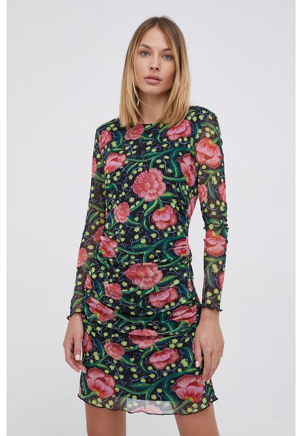 Desigual Sukienka kolor czarny mini dopasowana. Kolor: czarny. Materiał: dzianina. Długość rękawa: długi rękaw. Typ sukienki: dopasowane. Długość: mini