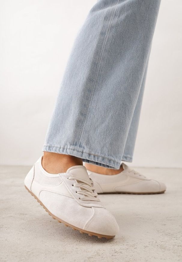 Renee - Beżowe Sneakersy Kultowe Tenisówki Y2K z Imitacji Zamszu Nerialle. Kolor: beżowy. Materiał: zamsz. Wzór: koronka. Sezon: lato