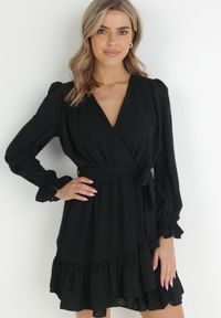 Born2be - Czarna Sukienka Pronynome. Kolor: czarny. Materiał: tkanina, guma. Wzór: aplikacja. Typ sukienki: kopertowe. Długość: mini #6