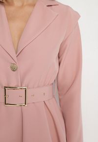 Born2be - Ciemnoróżowy Kombinezon w Stylu Garniturowym z Paskiem i Ozdobnym Guzikiem Arazia. Kolor: różowy. Materiał: tkanina. Styl: klasyczny