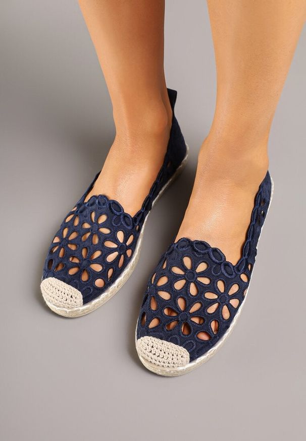 Born2be - Granatowe Espadryle z Ażurową Cholewką z Motywem Kwiatowym Zdobione Plecionką Meviante. Okazja: na co dzień, na spotkanie biznesowe. Kolor: niebieski. Szerokość cholewki: normalna. Wzór: aplikacja, ażurowy, kwiaty. Sezon: lato. Styl: biznesowy, klasyczny, elegancki, casual