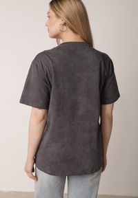 Born2be - Ciemnoszary T-shirt z Bawełny o Kroju Oversize z Napisem Orinvyra. Okazja: na co dzień, do pracy, na spotkanie biznesowe. Kolor: szary. Materiał: bawełna. Wzór: napisy. Styl: casual, biznesowy, elegancki #7