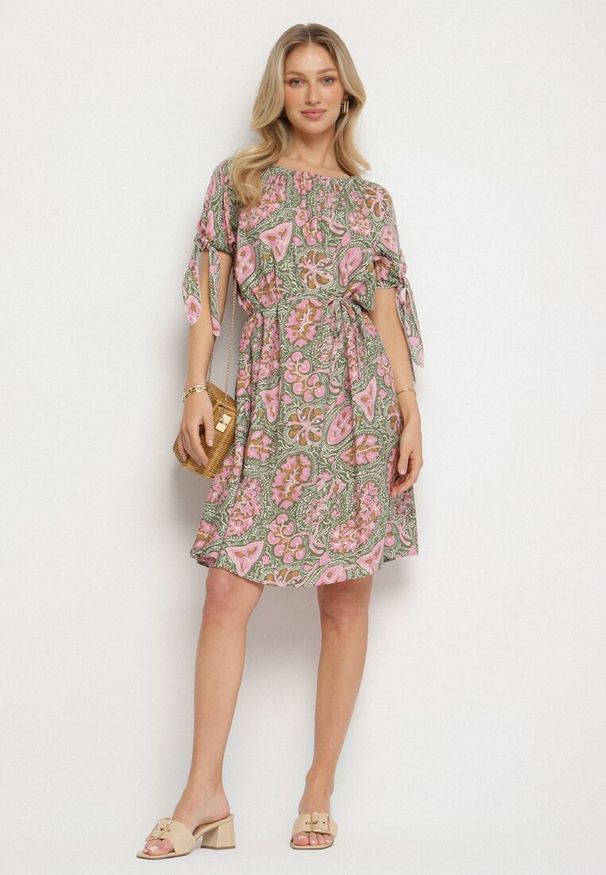 Born2be - Różowa Sukienka z Bawełny z Okrągłym Dekoltem i Wiązaniem w Pasie Tosaria. Okazja: na co dzień. Kolor: różowy. Materiał: bawełna. Sezon: lato. Styl: elegancki, casual