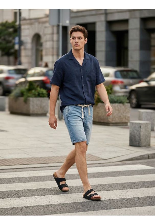 Sinsay - Szorty jeansowe slim - niebieski. Kolor: niebieski