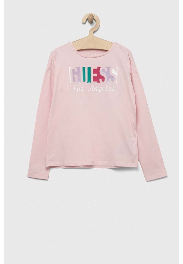 Guess longsleeve dziecięcy kolor różowy. Kolor: różowy. Materiał: bawełna, dzianina. Długość rękawa: długi rękaw. Wzór: nadruk. Styl: klasyczny