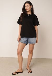 Born2be - Czarny Bawełniany T-shirt Oversize z Biżuteryjnymi Aplikacjami przy Dekolcie Tesana. Okazja: na co dzień, do pracy. Kolor: czarny. Materiał: bawełna. Wzór: aplikacja. Styl: elegancki, casual #5