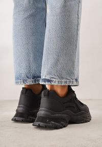 Renee - Czarne Sneakersy na Platformie Ozdobione Cyrkoniami i Koronką Antea. Okazja: na co dzień. Kolor: czarny. Materiał: koronka. Wzór: aplikacja, koronka. Obcas: na platformie #4