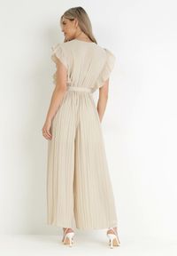 Born2be - Beżowy Plisowany Kombinezon z Szerokimi Nogawkami i Wiązanym Paskiem Audra. Okazja: na co dzień. Kolor: beżowy. Sezon: wiosna, lato. Styl: casual, elegancki #4