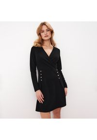 Mohito - Kopertowa czarna sukienka mini - Czarny. Kolor: czarny. Typ sukienki: kopertowe. Długość: mini #1