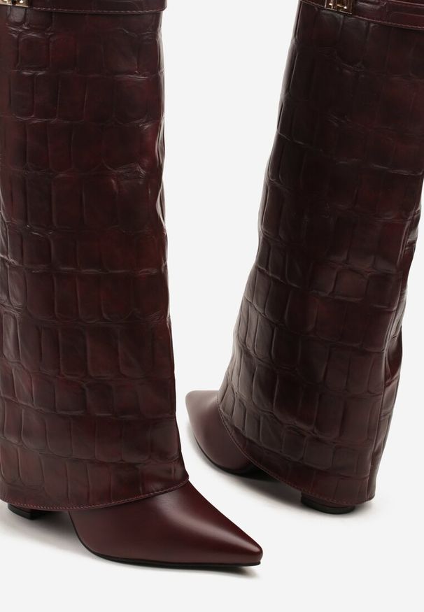 Renee - Bordowe Kozaki na Słupku Ozdobione Klamrą i Wywiniętą Cholewką z Tłoczeniem Latelia. Okazja: na co dzień. Zapięcie: klamry. Kolor: czerwony. Materiał: jeans. Szerokość cholewki: normalna. Wzór: aplikacja. Obcas: na słupku. Styl: casual, elegancki