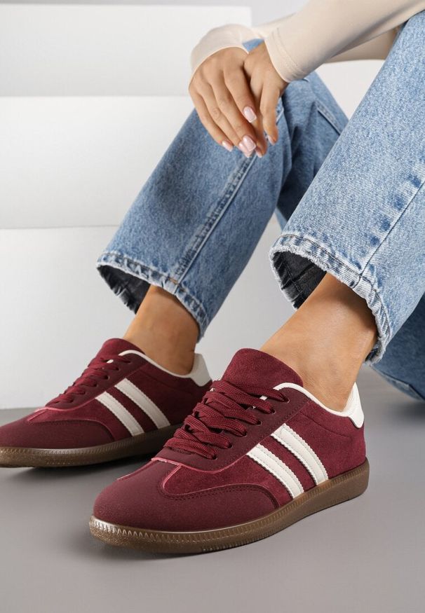 Renee - Bordowe Sneakersy z Geometrycznym Wzorem Naliette. Okazja: na co dzień. Kolor: czerwony. Materiał: jeans. Wzór: geometria