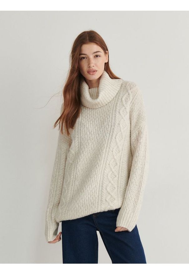 Reserved - Sweter oversize z golfem - kremowy. Typ kołnierza: golf. Kolor: kremowy. Materiał: dzianina, wełna. Wzór: gładki