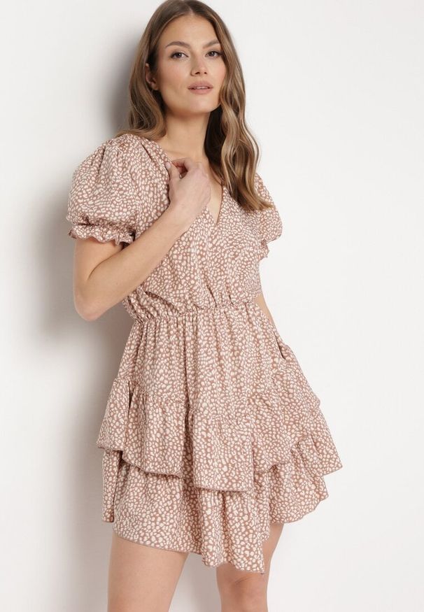 Born2be - Jasnobrązowa Sukienka z Gumką w Talii z Kopertowym Dekoltem Ianveia. Kolor: brązowy. Typ sukienki: kopertowe