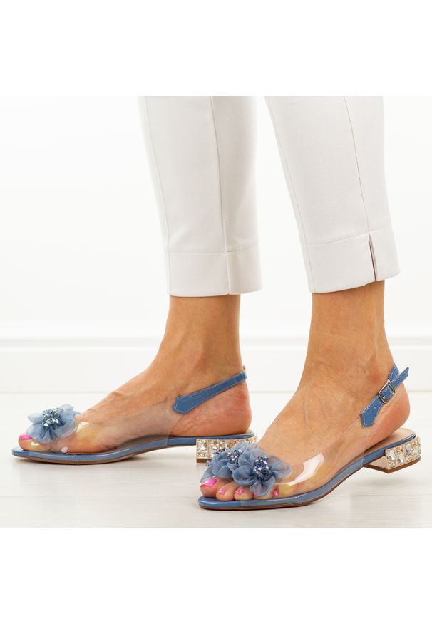 DiA - Niebieskie silikonowe sandały damskie na obcasie z kryształami, transparentne Dia 9006. Okazja: na wesele, na ślub cywilny. Kolor: niebieski. Materiał: skóra. Wzór: kwiaty, aplikacja. Sezon: wiosna, lato. Obcas: na obcasie. Styl: klasyczny. Wysokość obcasa: niski