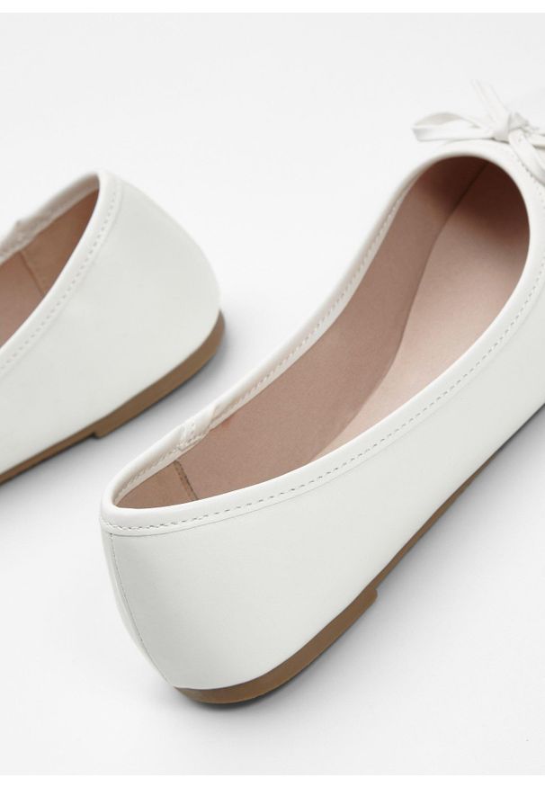 bonprix - Baleriny z kokardką. Kolor: biały