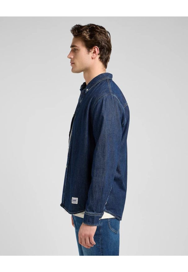 Lee - MESKA KOSZULA JEANSOWA LEE NO POCKET BUTTON DOWN BLUE RIDGE 112370477. Typ kołnierza: button down. Materiał: jeans