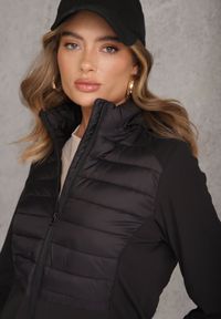 Renee - Czarna Przejściowa Kurtka z Pikowaniem i Elastycznymi Rękawami Salisia. Okazja: na co dzień. Typ kołnierza: kaptur. Kolor: czarny. Materiał: nylon. Styl: casual, sportowy #3