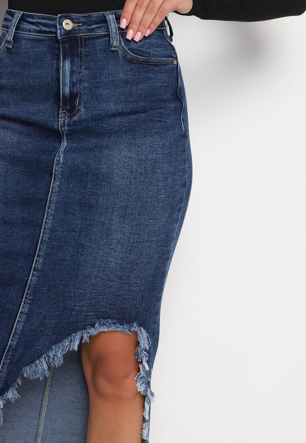 Born2be - Granatowa Jeansowa Spódnica z Rozcięciem i Postrzępioną Krawędzią Lavimena. Kolor: niebieski. Materiał: jeans