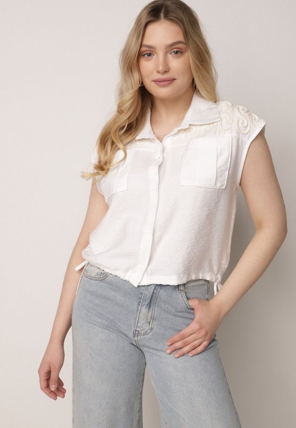 Born2be - Biała Wiskozowa Koszula Boho Bez Rękawów ze Ściągaczem w Pasie Limopise. Okazja: na co dzień. Kolor: biały. Materiał: wiskoza. Długość rękawa: bez rękawów. Wzór: aplikacja. Sezon: lato. Styl: boho