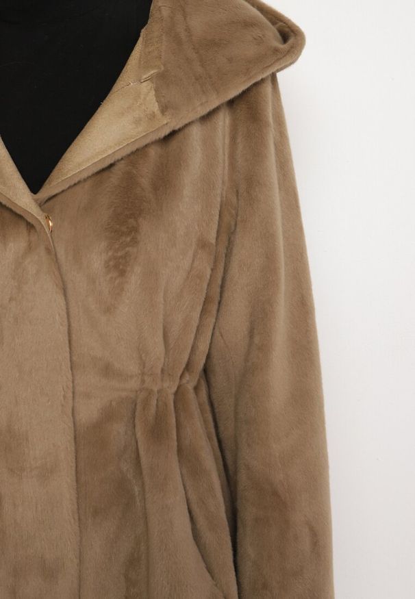 Born2be - Ciemnozielona Kurtka ze Sztucznego Futerka z Kapturem Innalitha. Typ kołnierza: kaptur. Kolor: zielony. Materiał: futro