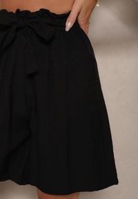 Renee - Czarne Szorty z Wiskozy High Waist Ozdobione Paskiem Lumilirae. Okazja: na co dzień. Stan: podwyższony. Kolor: czarny. Materiał: wiskoza. Wzór: aplikacja. Sezon: lato. Styl: elegancki, casual #4