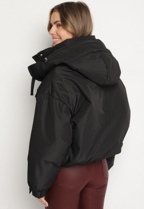 Born2be - Czarna Oversizowa Kurtka Bomberka z Kapturem i Ozdobnymi Kieszeniami Nalana. Okazja: na spacer, na co dzień. Typ kołnierza: kaptur. Kolor: czarny. Materiał: dzianina, jeans, poliester. Wzór: aplikacja. Styl: casual, sportowy