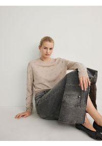 Reserved - Sweter z metalowymi detalami - beżowy. Kolor: beżowy. Materiał: wiskoza