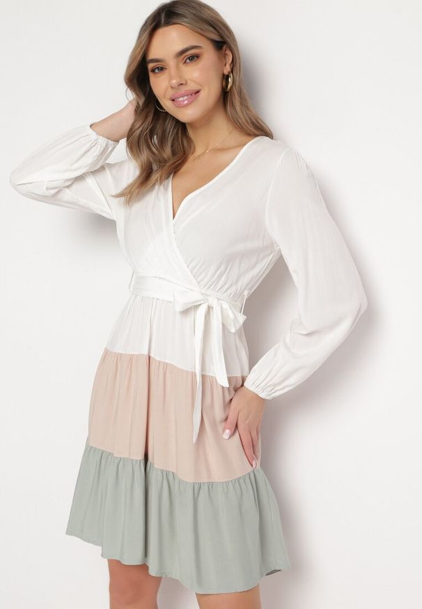 Born2be - Biało-Zielona Sukienka Mini Z Gumką w Paskiem w Talii Tixia. Kolor: biały. Długość: mini