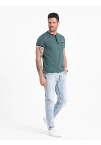 Ombre Clothing - Męski t-shirt henley z ozdobnymi ściągaczami - ciemnozielony V2. Okazja: na co dzień. Typ kołnierza: typu henley. Kolor: zielony. Materiał: wiskoza, żakard, poliester, materiał, jedwab, elastan. Wzór: kolorowy, aplikacja, paski. Styl: klasyczny, casual #9
