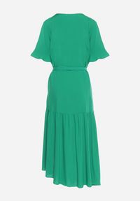 Born2be - Ciemnozielona Sukienka Pudełkowa z Materiałowym Paskiem i Falbanką Dimovas. Typ kołnierza: dekolt w kształcie V. Kolor: zielony. Materiał: materiał #2