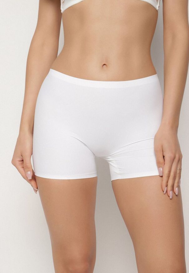 Born2be - Białe Majtki o Kroju Szortów Savidore. Kolor: biały