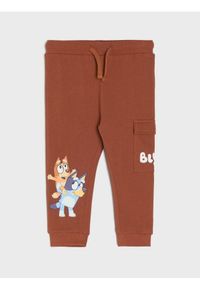 Sinsay - Spodnie jogger Bluey - brązowy. Kolor: brązowy #1