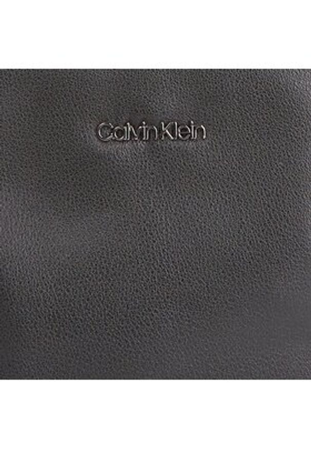 Calvin Klein Saszetka Calm Tailoring K50K511592 Czarny. Kolor: czarny. Materiał: skóra