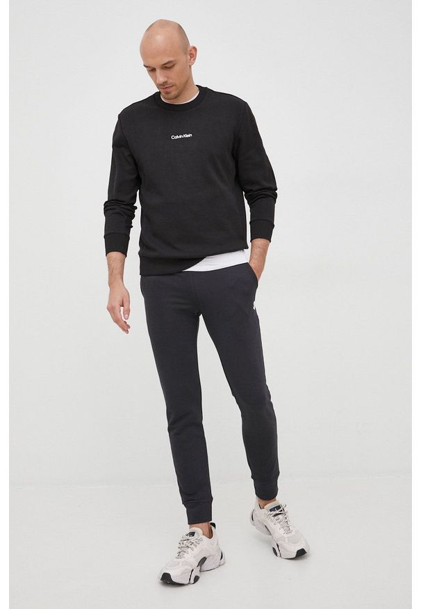 Calvin Klein bluza męski kolor czarny. Kolor: czarny. Długość rękawa: długi rękaw. Długość: długie. Wzór: nadruk