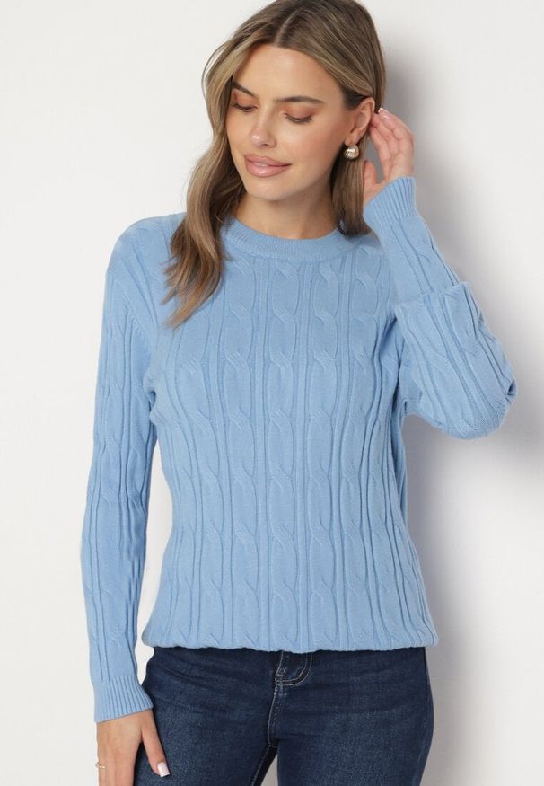 Born2be - Niebieski Sweter z Wiskozą i Ozdobnym Splotem Savria. Okazja: na co dzień. Kolor: niebieski. Materiał: wiskoza. Wzór: ze splotem. Styl: klasyczny, casual
