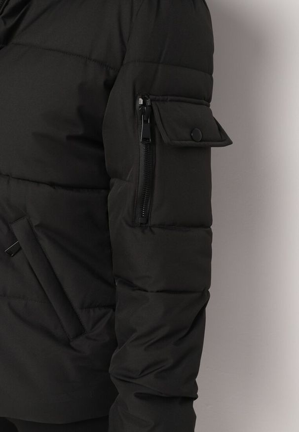 Born2be - Czarna Pikowana Kurtka z Odpinanym Kapturem z Futrem i Długimi Ściągaczami przy Rękawach Zintria. Okazja: na spacer. Kolor: czarny. Materiał: futro. Długość rękawa: długi rękaw. Długość: długie. Styl: elegancki