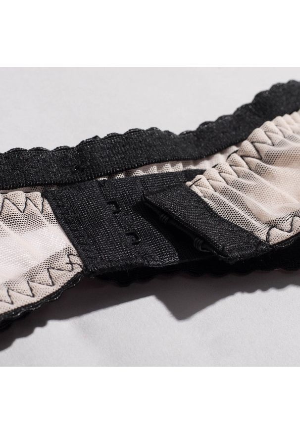 Intica - Komplet bielizny z geometrycznymi detalami Melek. Kolor: wielokolorowy. Materiał: materiał. Wzór: geometria