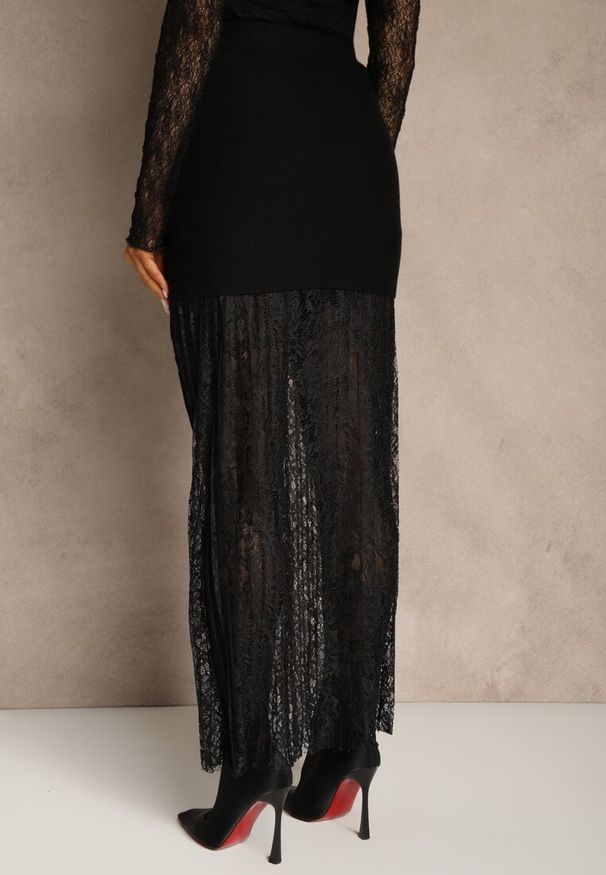 Renee - Czarna Spódnica z Dzianiny z Wiskozą z Koronkowym Dołem Zdobiona Guzikami Sewune. Kolor: czarny. Materiał: koronka, wiskoza, dzianina. Wzór: aplikacja