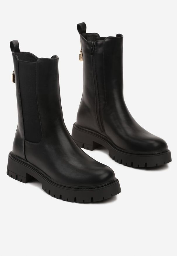 Renee - Czarne Botki Sztyblety na Płaskiej Podeszwie Ozdobione Cyrkoniami i Kłódką Hedilena. Okazja: na co dzień. Kolor: czarny. Materiał: jeans. Wzór: aplikacja. Obcas: na płaskiej podeszwie. Styl: klasyczny, casual, elegancki