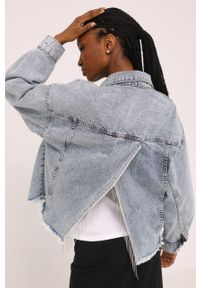 Answear Lab kurtka jeansowa damska przejściowa oversize. Kolor: niebieski. Materiał: jeans. Długość: długie. Styl: wakacyjny